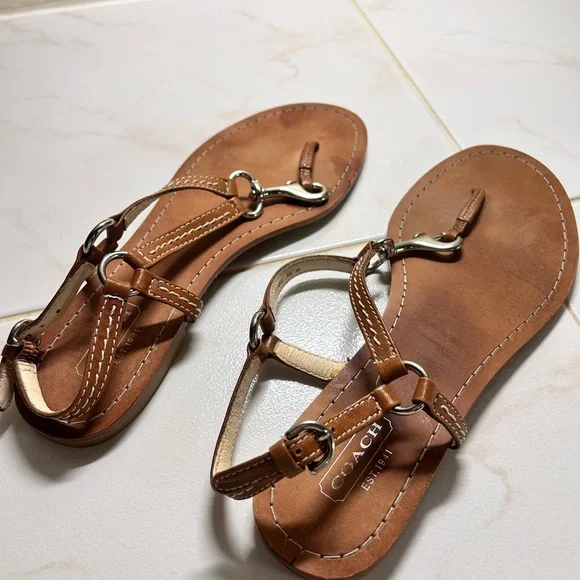Unique💛Coach Rue Dog Leash Flat Sandals - Picture 2 of 5